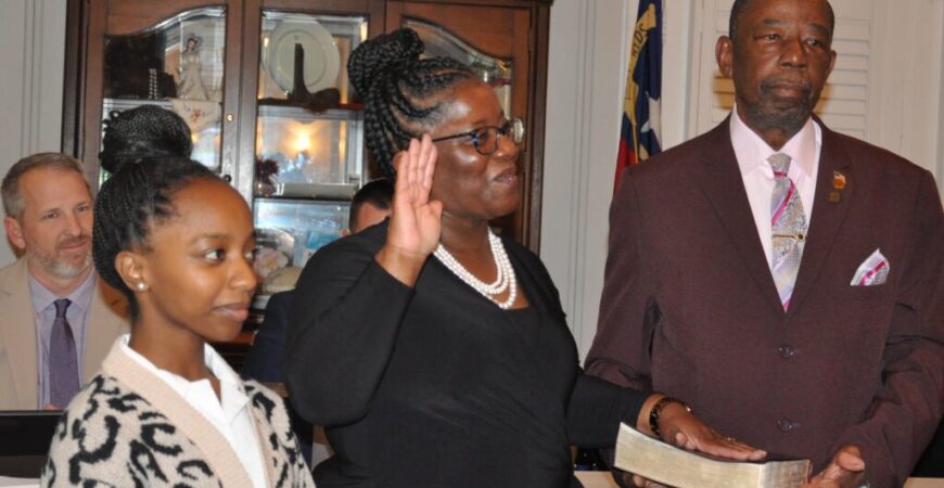 Outgoing Wallace councilman honored, new councilwoman sworn in