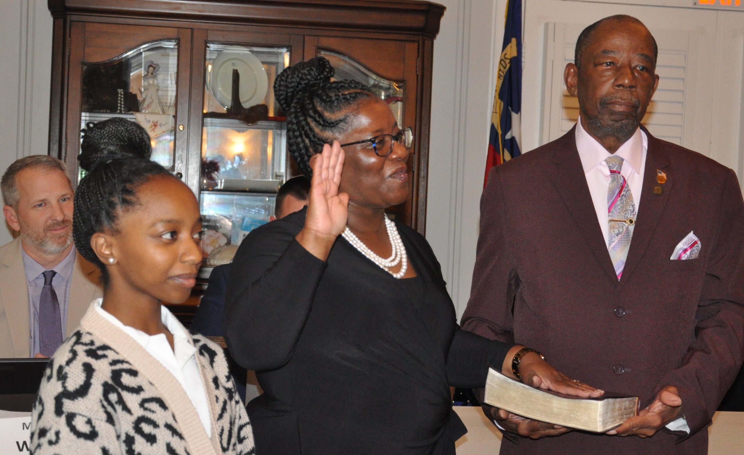 Outgoing Wallace councilman honored, new councilwoman sworn in