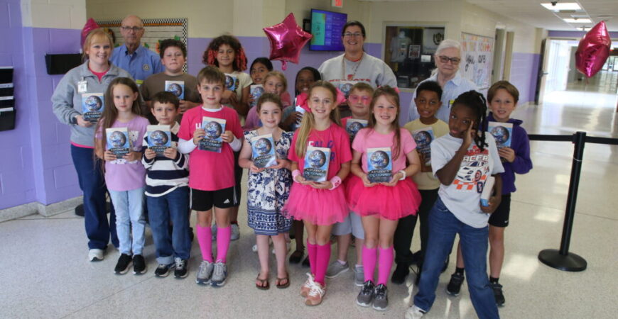 Wallace Rotary donates dictionaries to Chinquapin third-graders